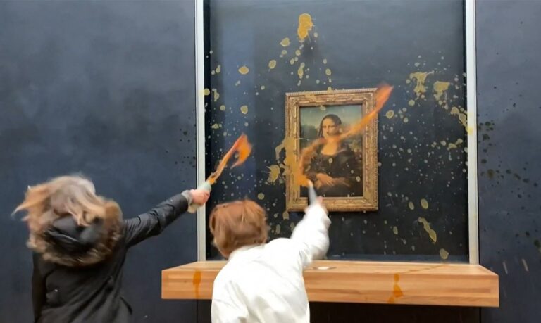 Protesters throwing soup at Mona Lisa paining